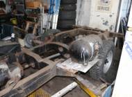 Land Rover 109 - Rahmen mit Defektem LPG Tank