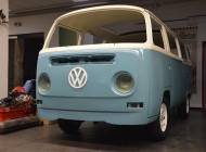 Volkswagen T2a Kombi - Karosse nach dem Lackieren gewachst, konserviert
