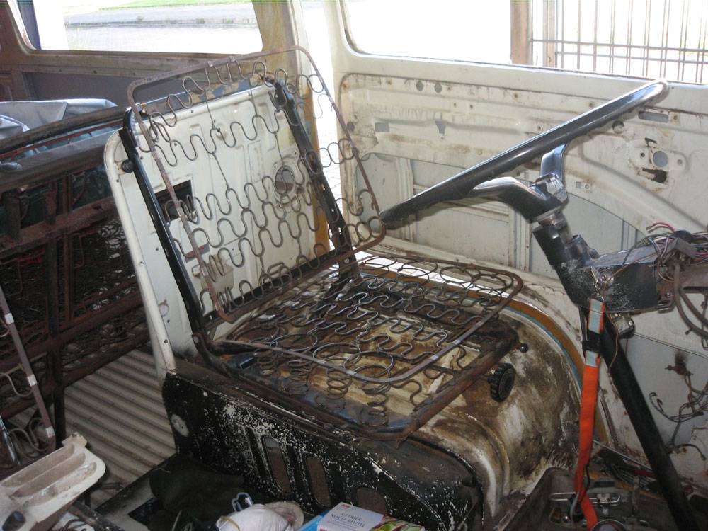 Volkswagen T2a Kombi - Die Sitze sind bereit zum Eisstrahlen