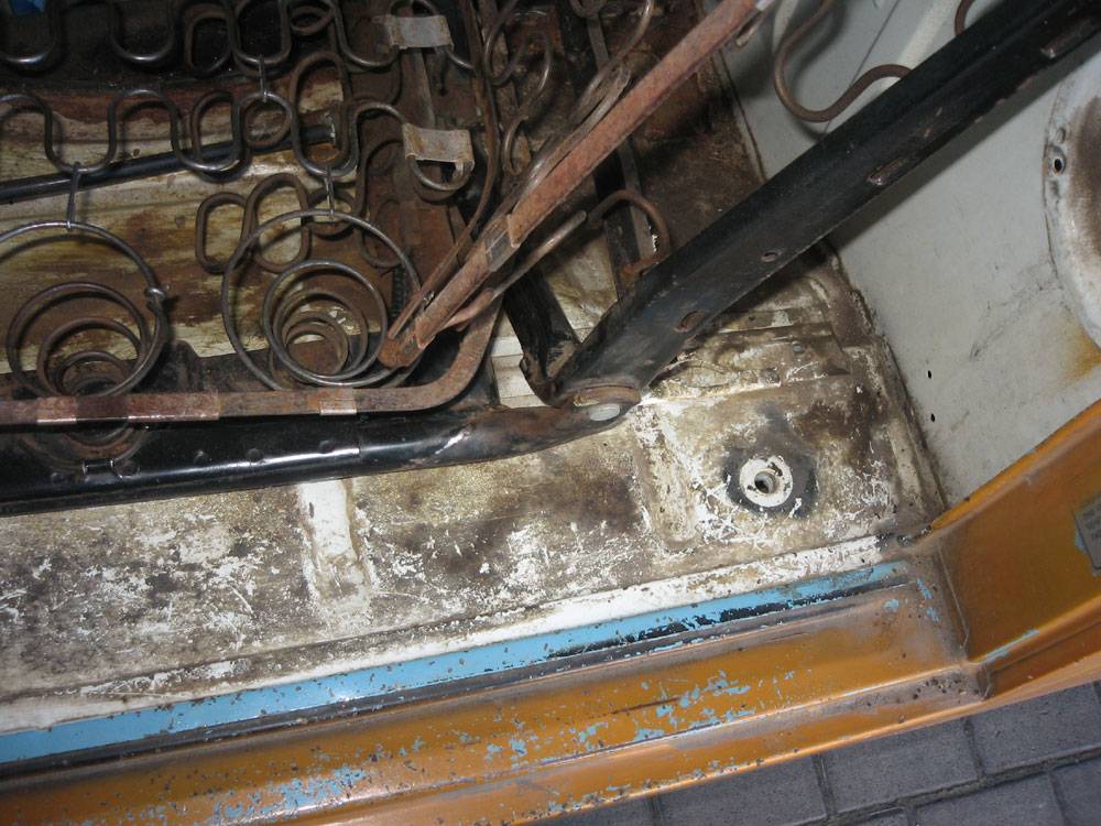 Volkswagen T2a Kombi - Die Originalfarbe "Niagarablau" ist gut erkennbar