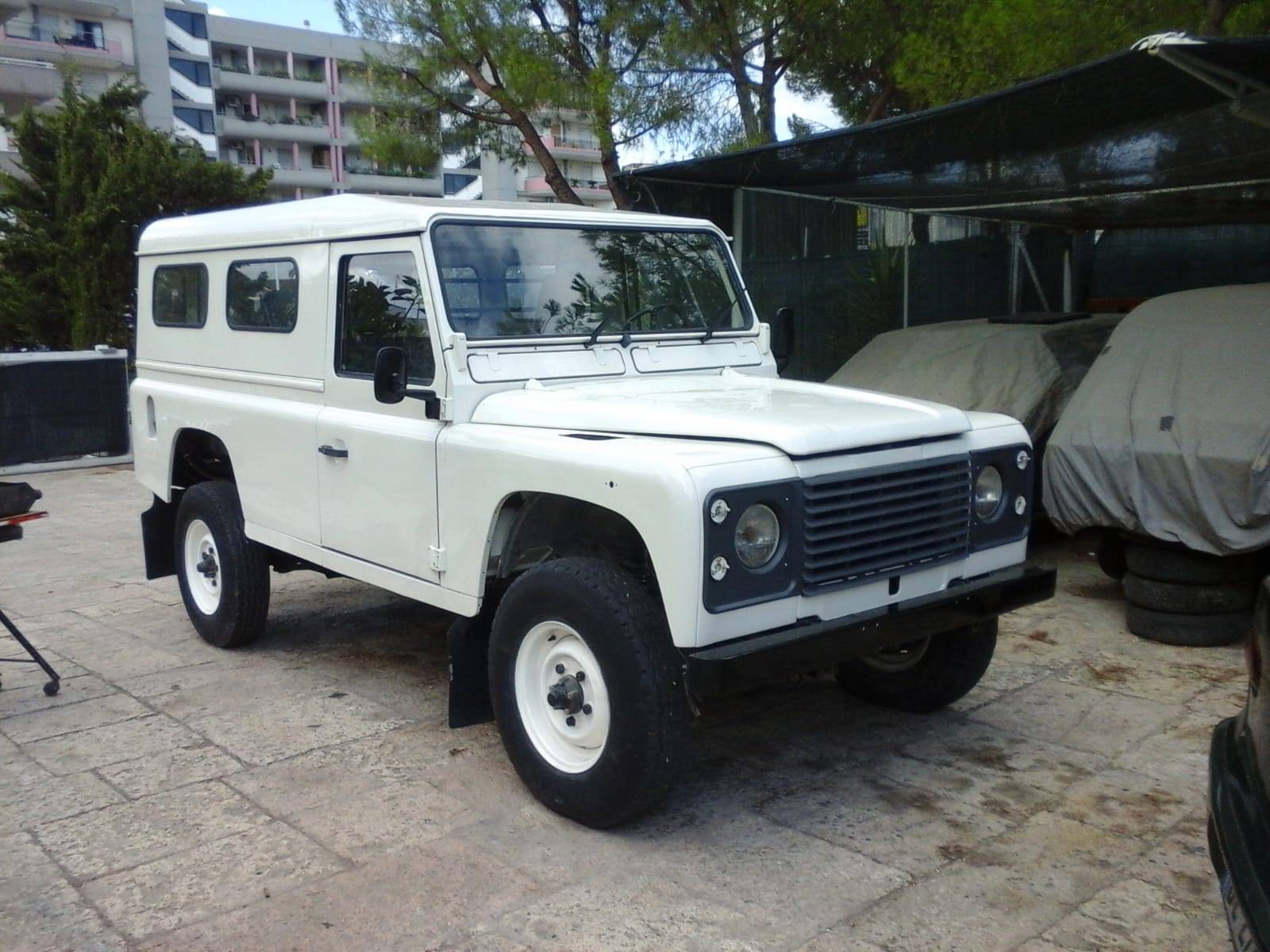 Land Rover Defender 110