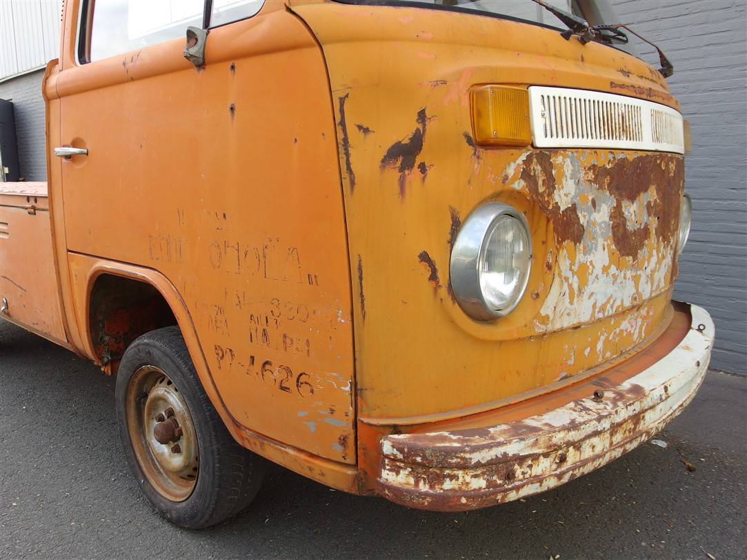 Volkswagen T2b pickup