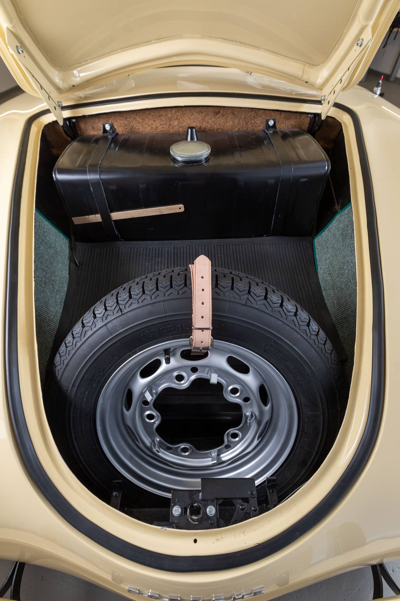Porsche 356 1500 - Ansicht Reserverad u. Tank