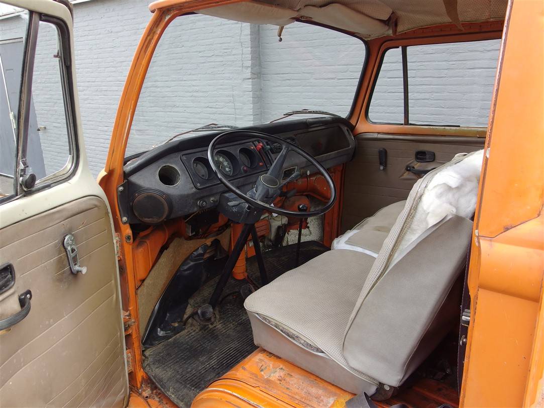 Volkswagen T2b pickup