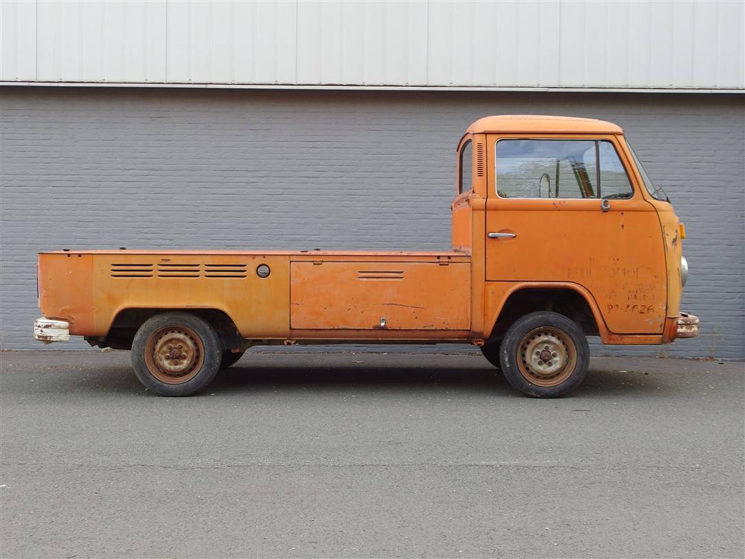 Volkswagen T2b pickup