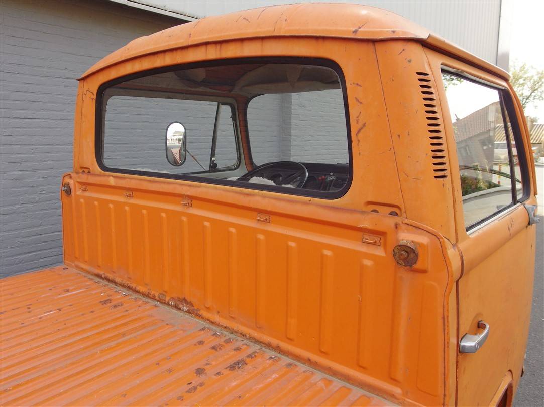 Volkswagen T2b pickup