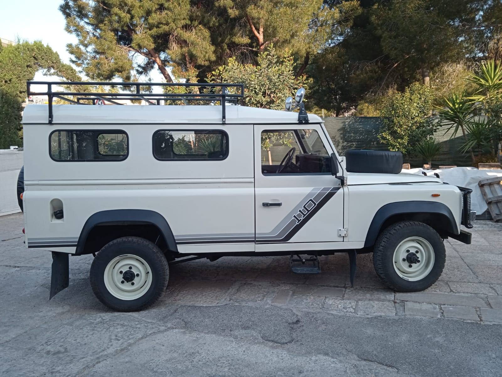 Land Rover Defender 110