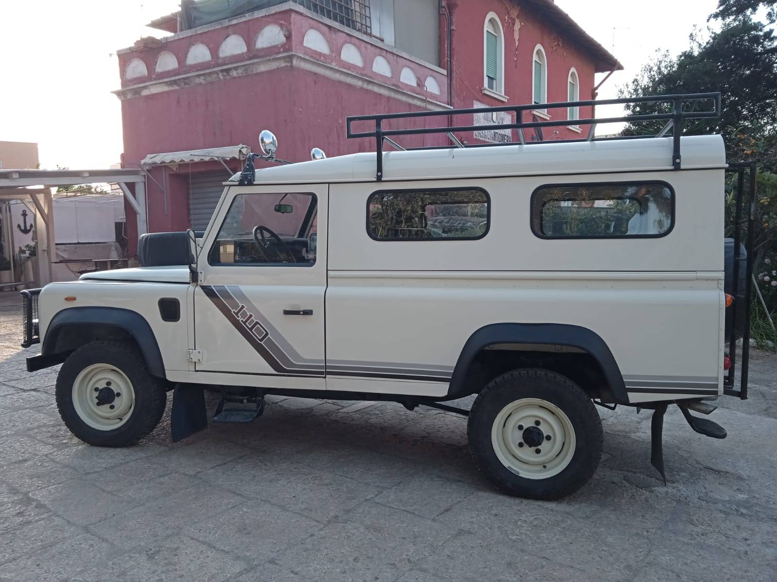 Land Rover Defender 110