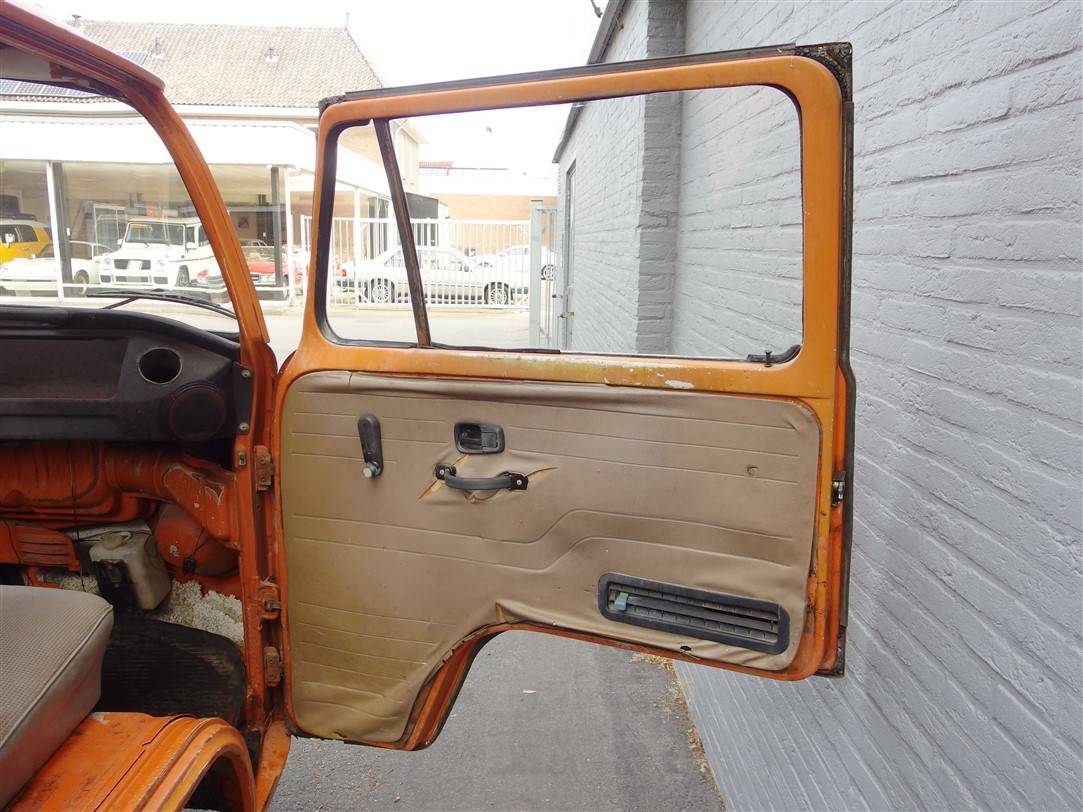 Volkswagen T2b pickup