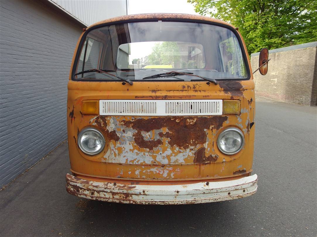 Volkswagen T2b pickup