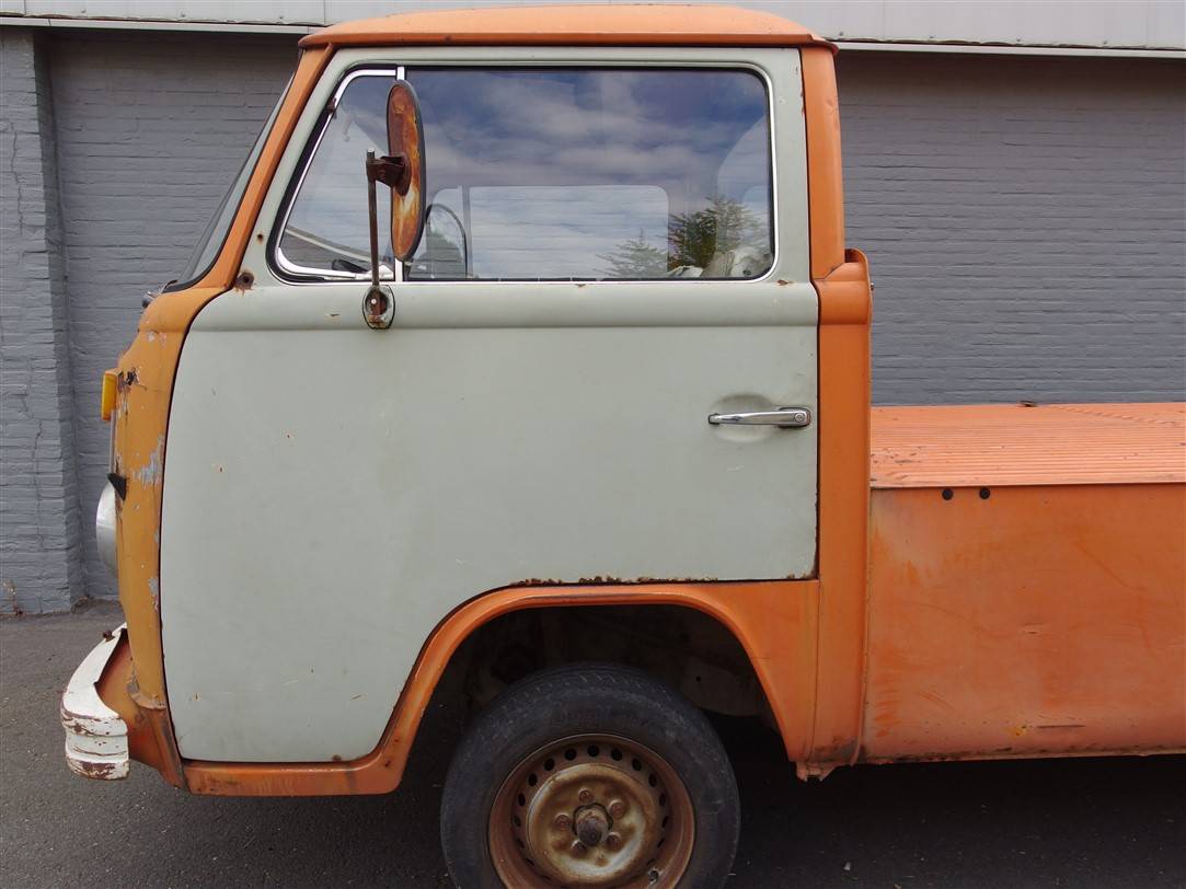Volkswagen T2b pickup