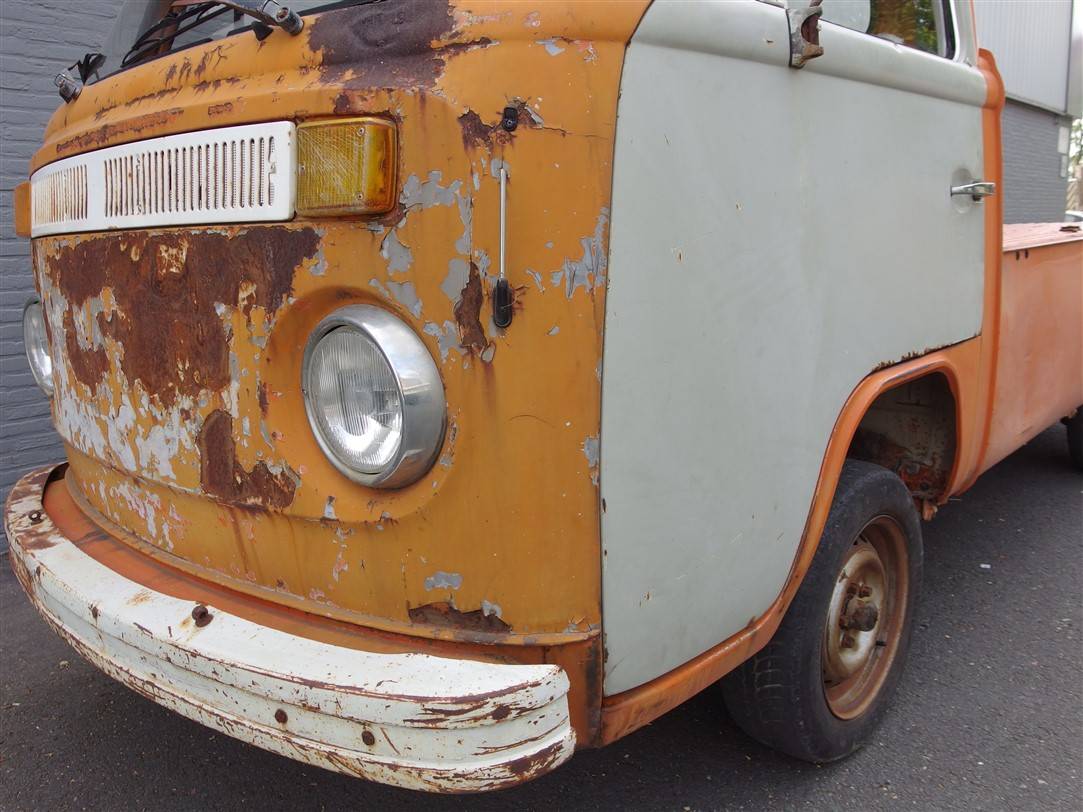Volkswagen T2b pickup
