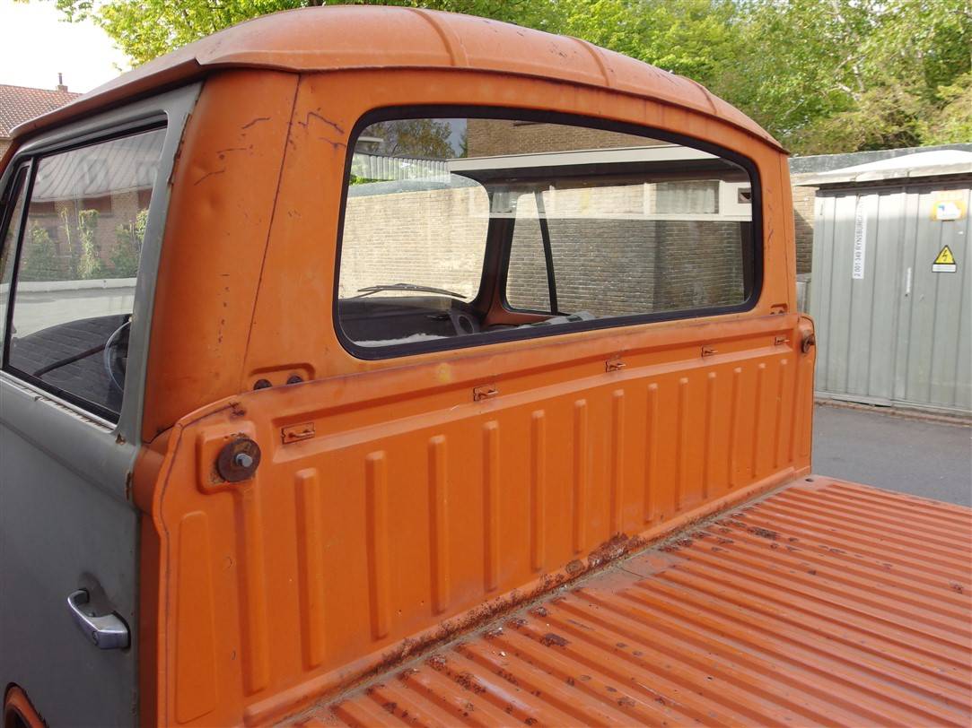 Volkswagen T2b pickup