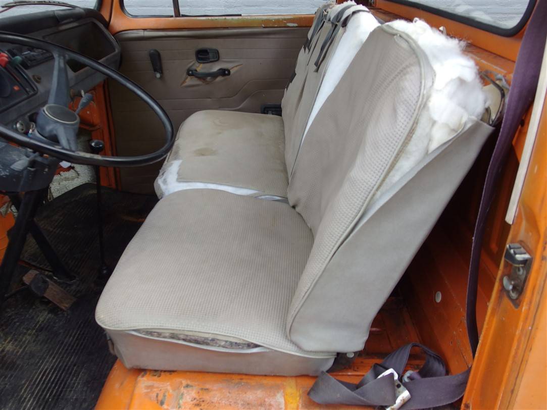 Volkswagen T2b pickup