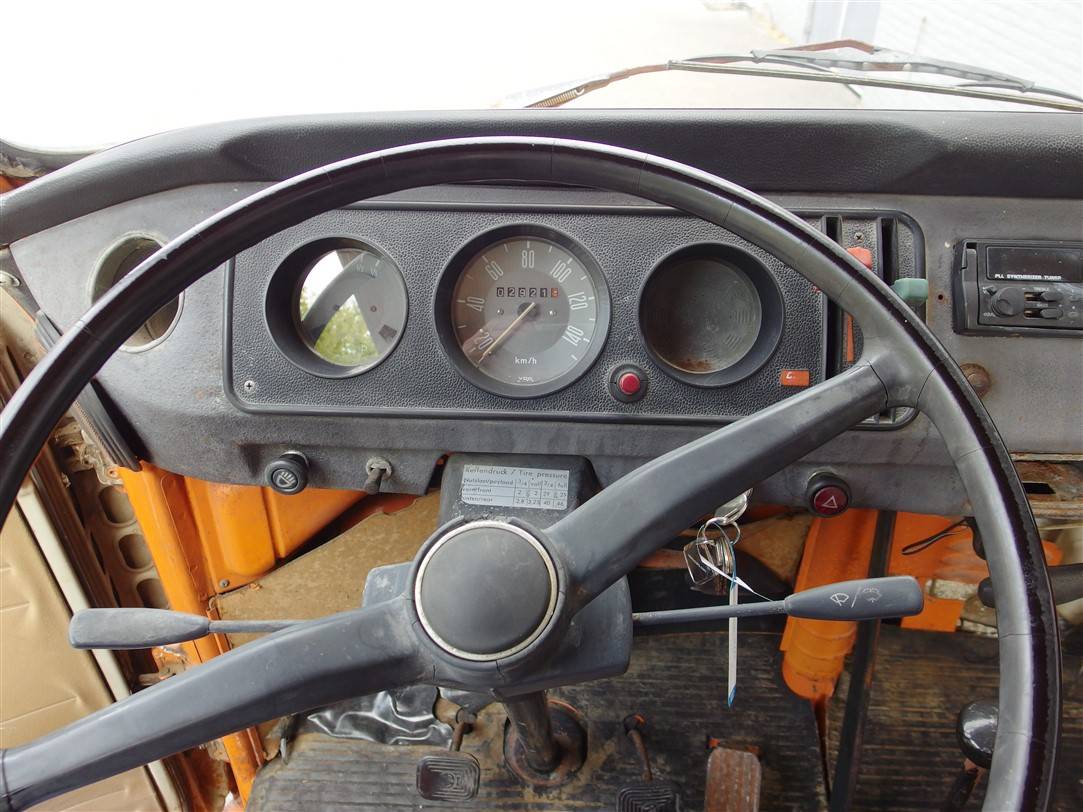 Volkswagen T2b pickup