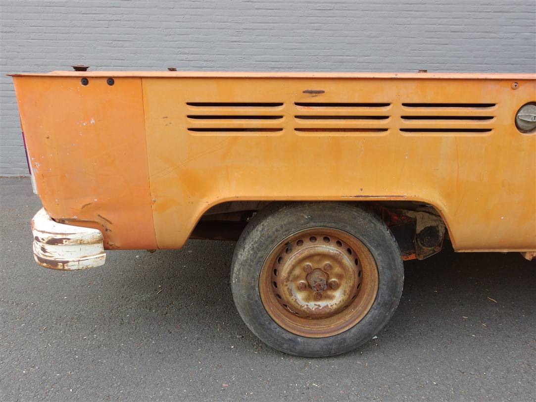 Volkswagen T2b pickup