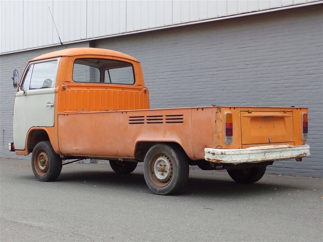 Volkswagen T2b pickup