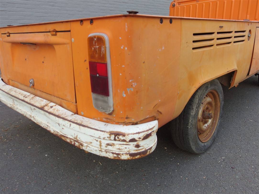 Volkswagen T2b pickup