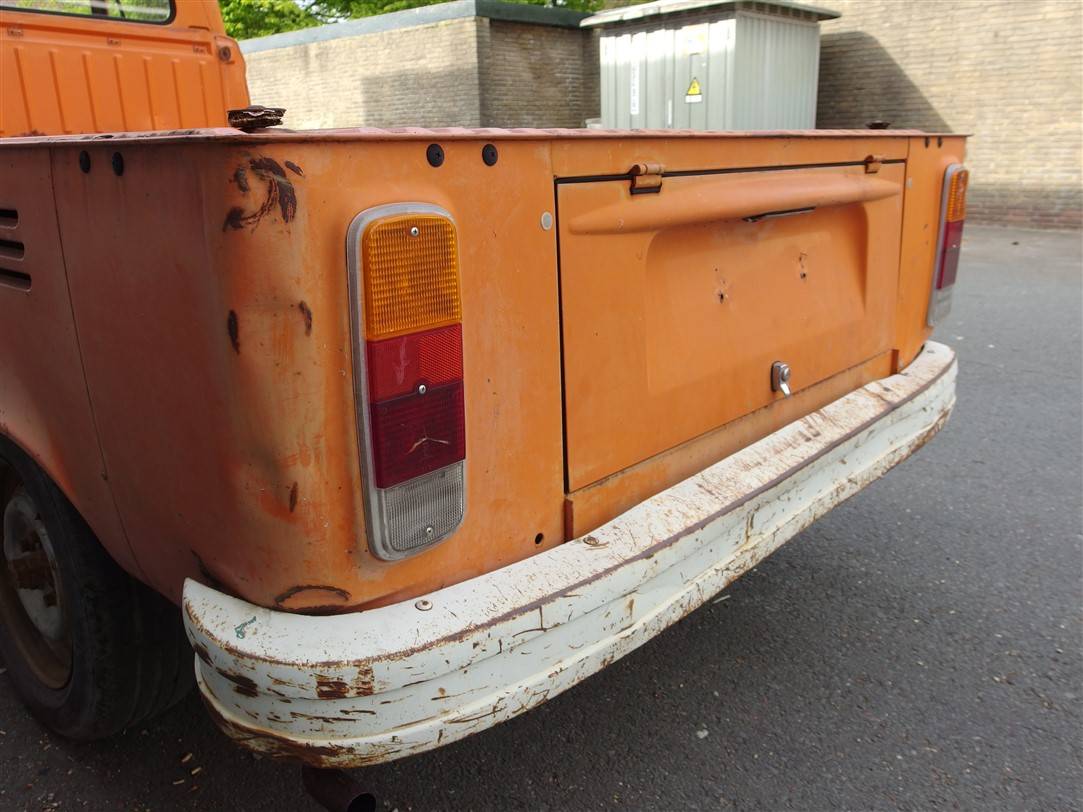 Volkswagen T2b pickup