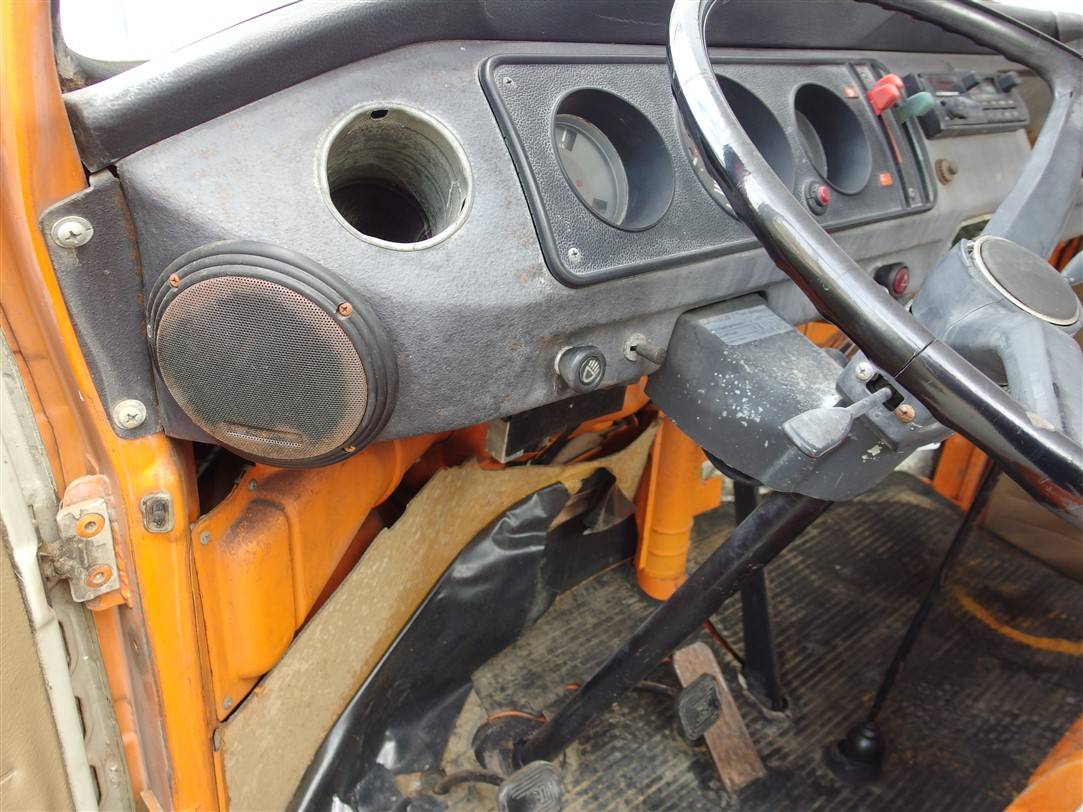 Volkswagen T2b pickup
