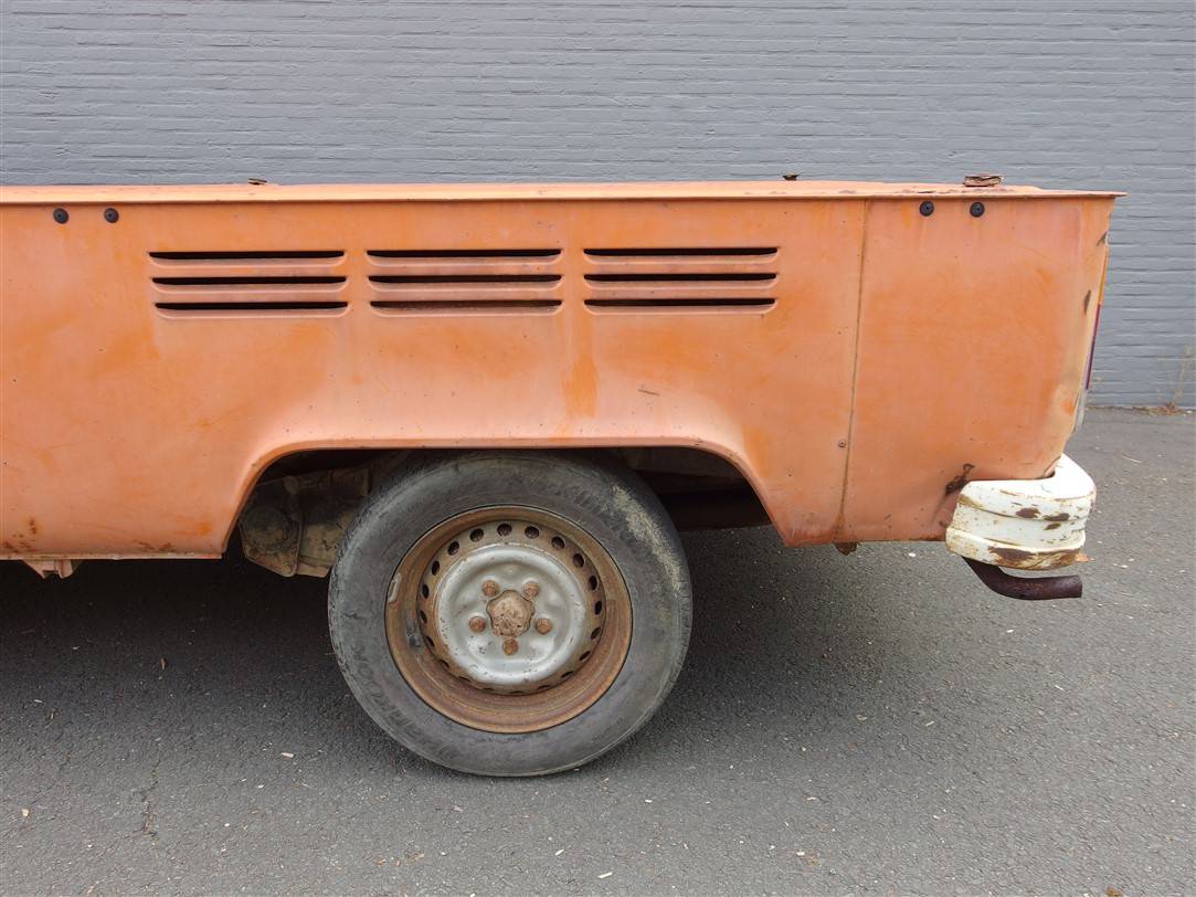 Volkswagen T2b pickup