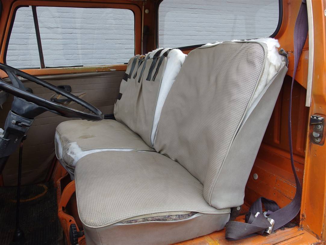 Volkswagen T2b pickup