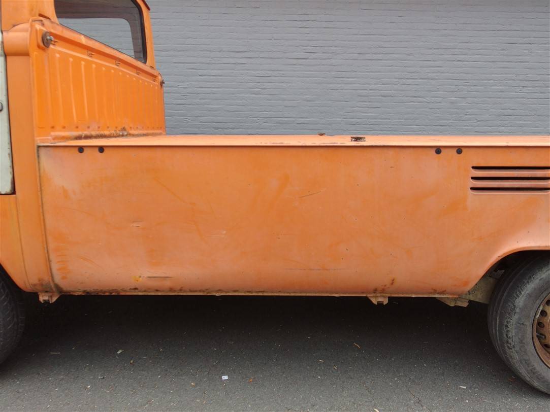 Volkswagen T2b pickup