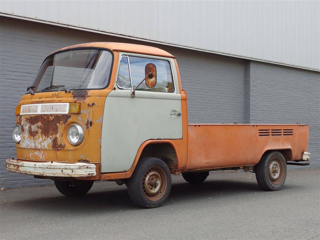 Volkswagen T2b pickup