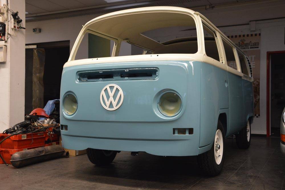 Volkswagen T2a Kombi - Karosse nach dem Lackieren gewachst, konserviert