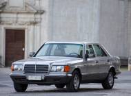Mercedes-Benz 380 SE - A stately car in a stately context