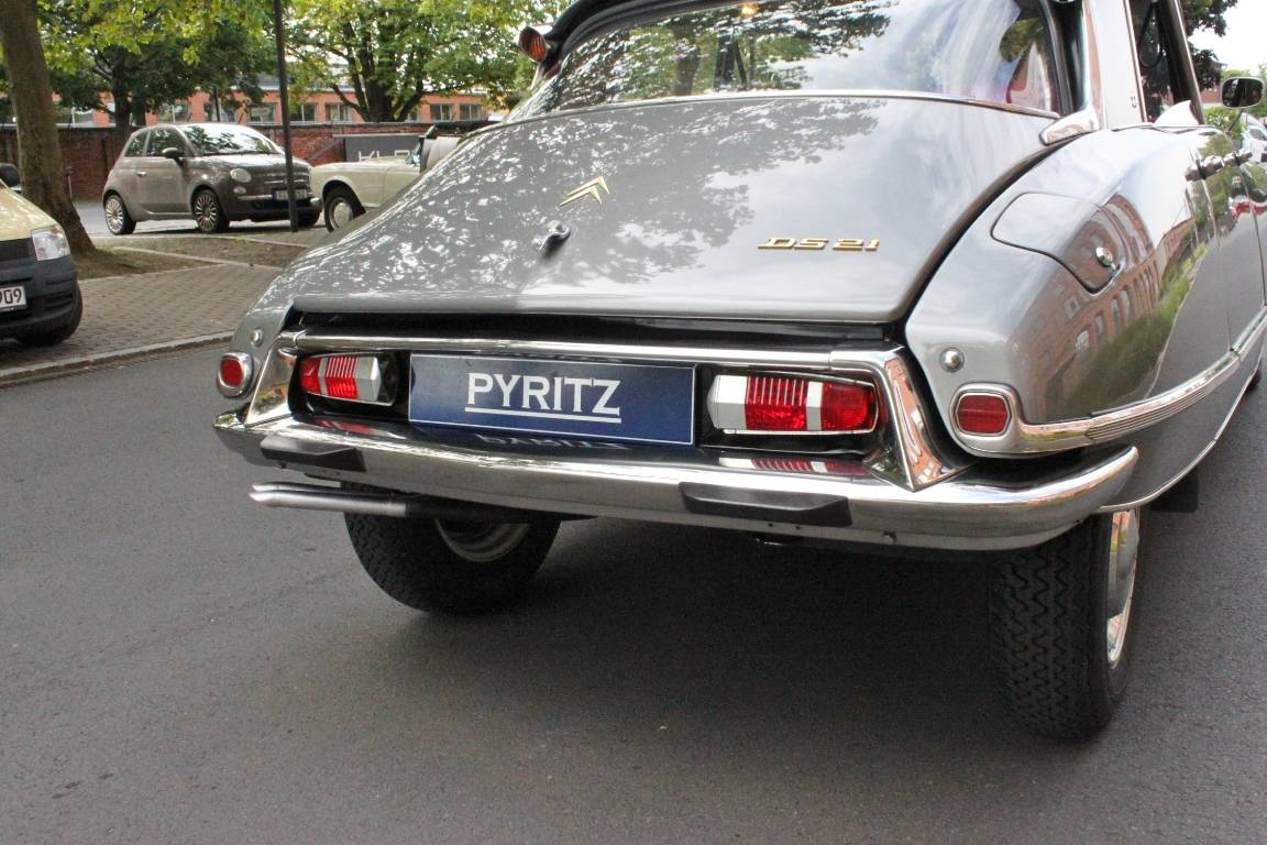 Schaufensterpuppe als Deko vor Citroen DS 21 Pallas (Baujahr 1966