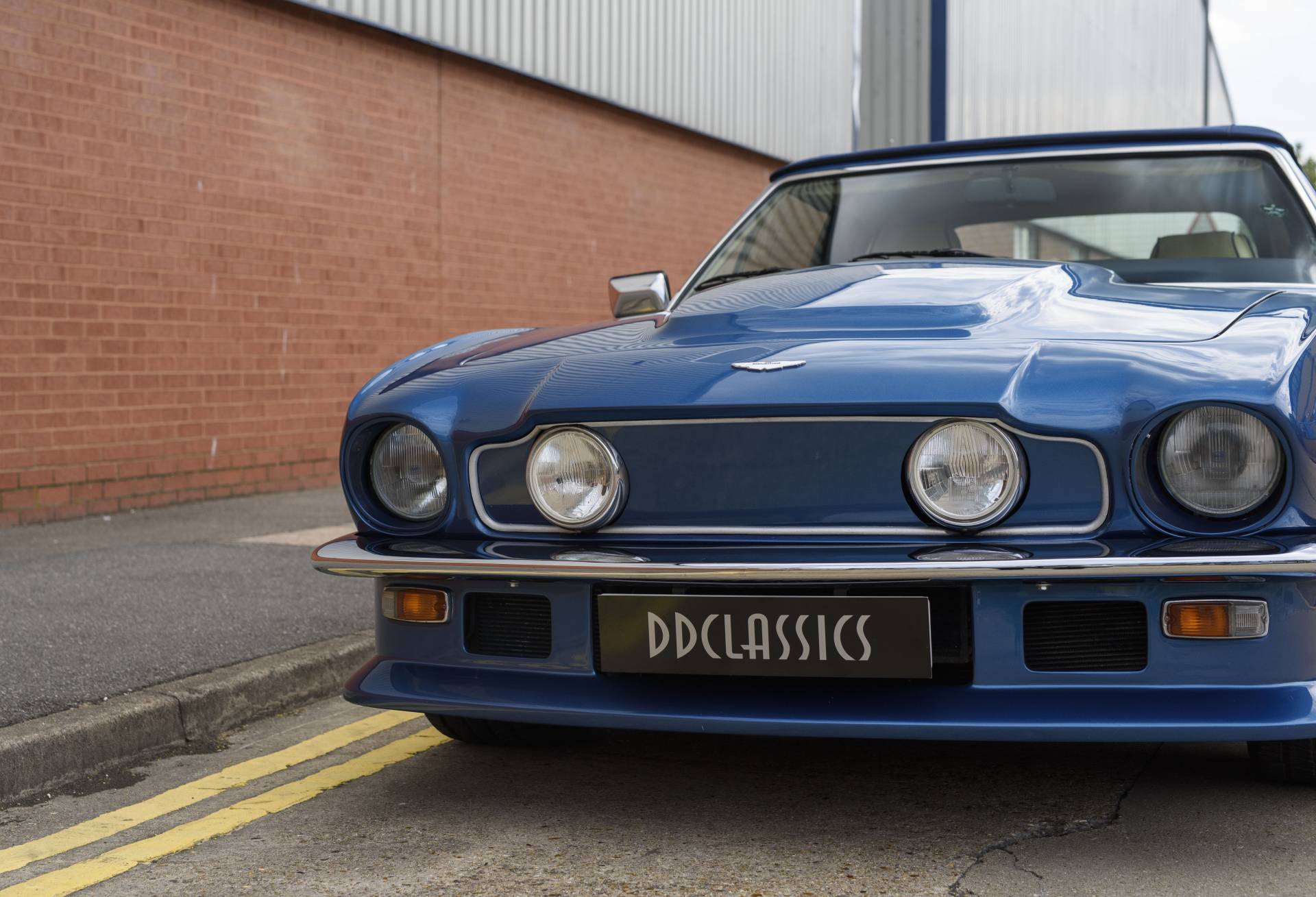 aston martin v8 vantage volante