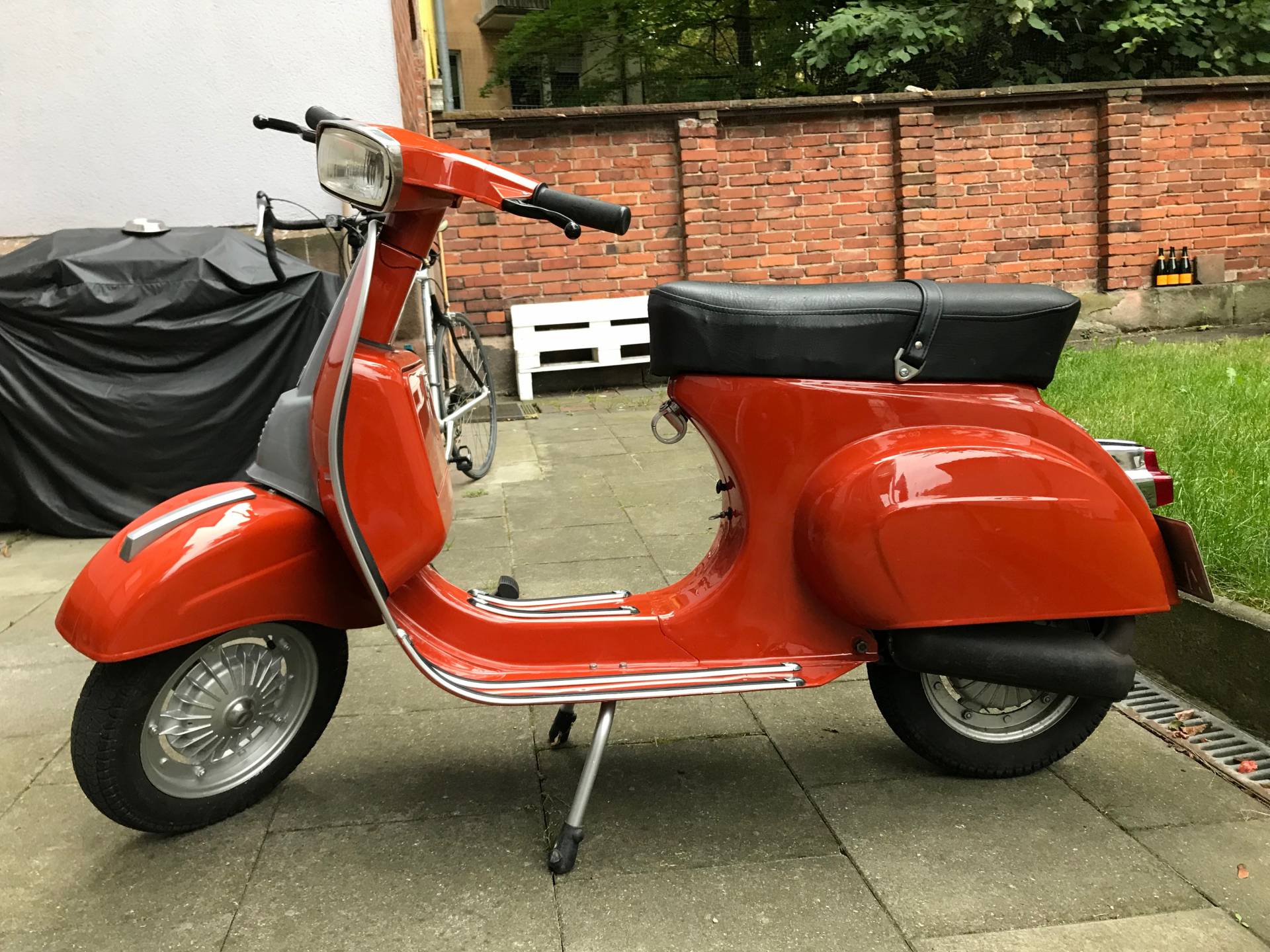 thumbnail image 2 of DIEFFE Vespa ET3 Primavera 002 Two-Seater Long Saddle With Lock – Made In Italy 2 of 6