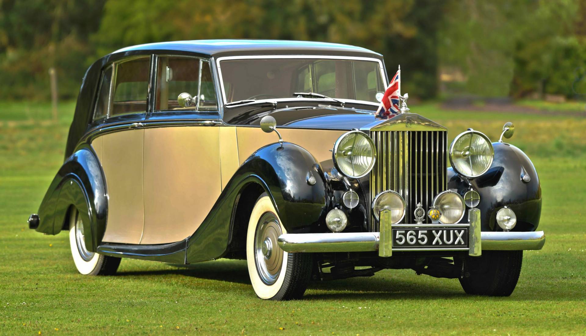 Rolls royce silver wraith hires stock photography and images  Alamy