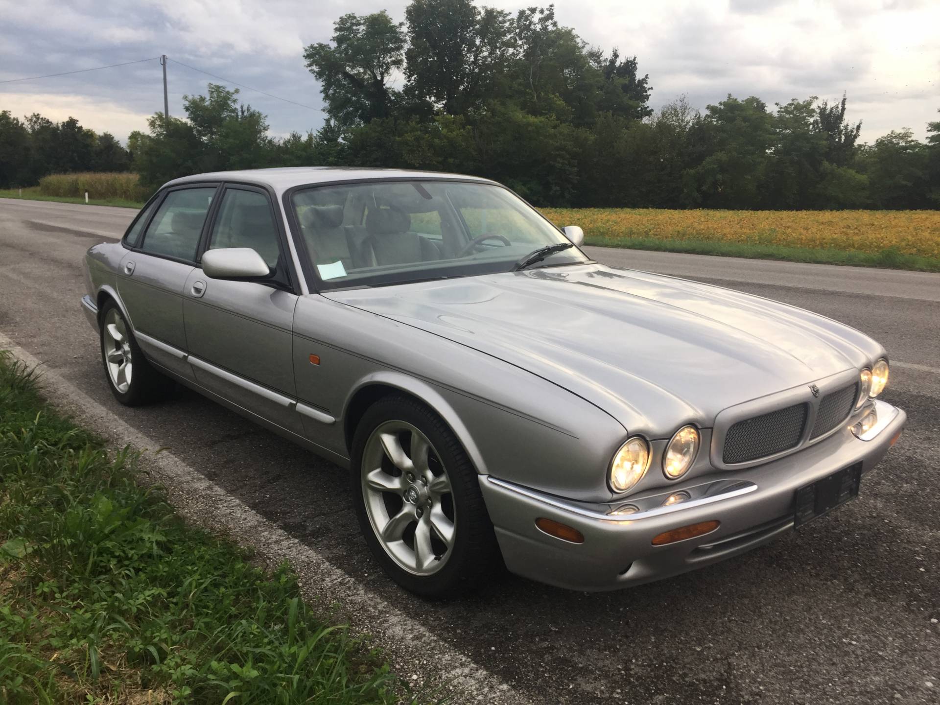 For Sale: Jaguar XJR 4.0 (2000) offered for AUD 18,007