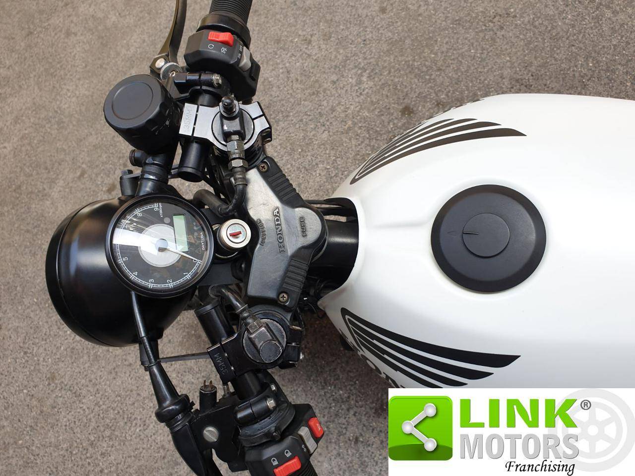Couvercle Latéral Gauche Pour HONDA CBX550F - Réf. 83700-MA6A-0100 - Occasion En état De Marche