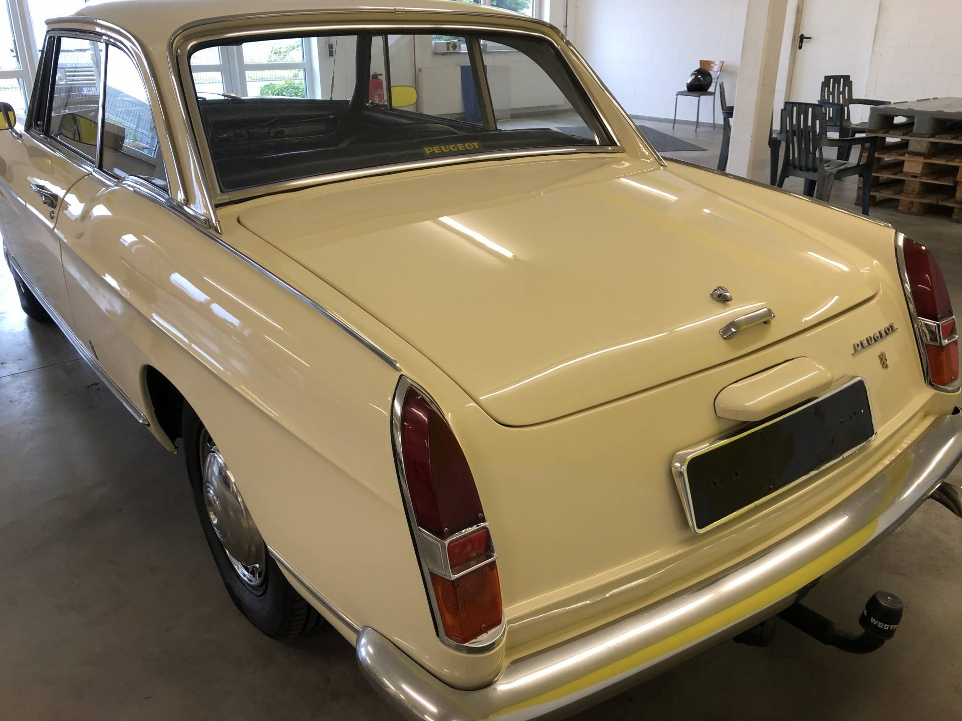 For Sale Peugeot 404 Coupé (1965) offered for GBP 34,280