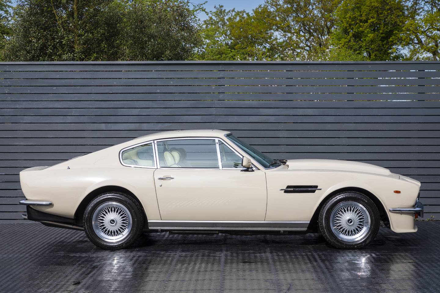 For Sale: Aston Martin V8 Vantage (1985) offered for GBP 299,995