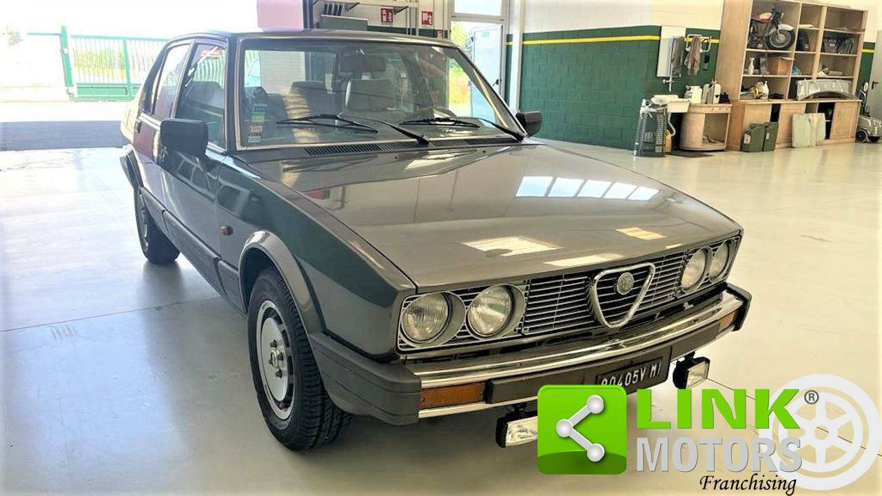 Modèle Réduit Alfa Romeo Alfetta 2.0I Q.O. Rouge 1983-1984 - Échelle 1/18 Par Laudo Racing - Collection Voiture Vintage