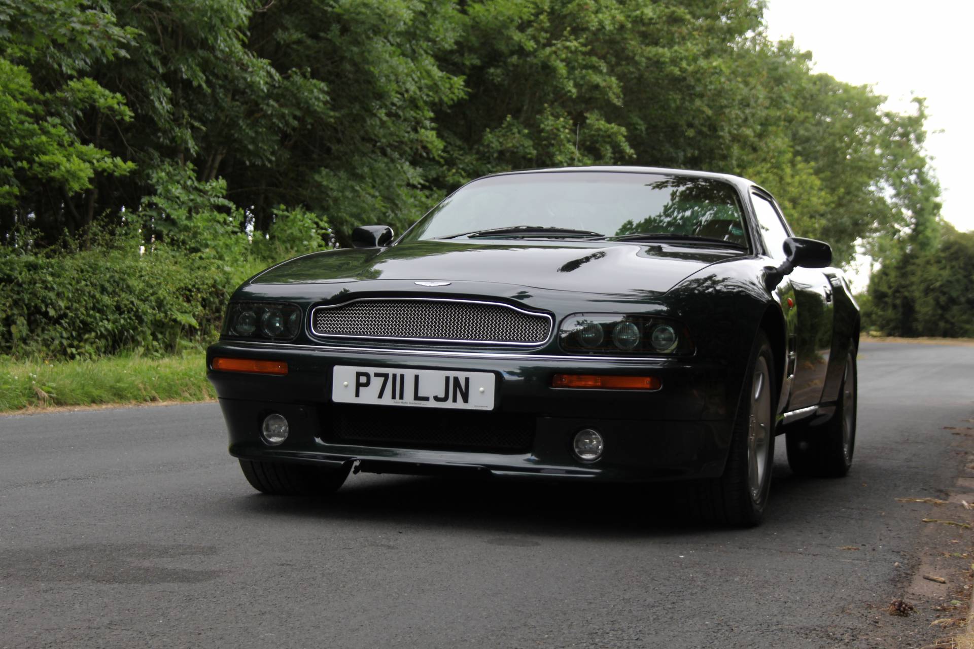 Aston martin v8 1996