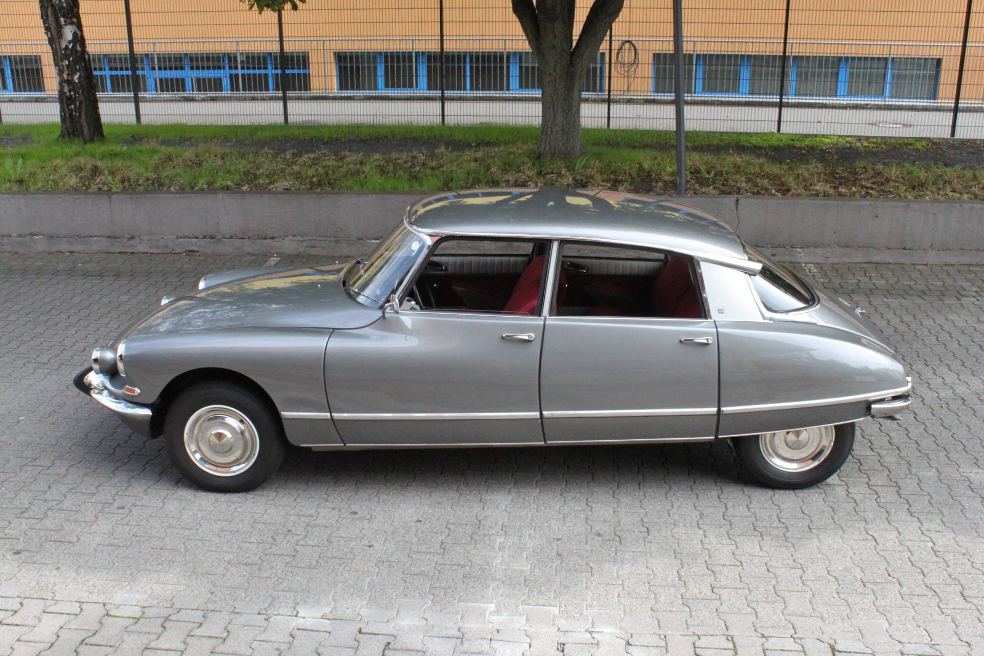 Schaufensterpuppe als Deko vor Citroen DS 21 Pallas (Baujahr 1966