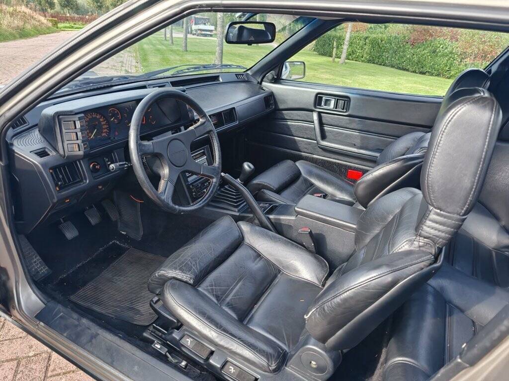 1986 Mitsubishi Starion, foto 2