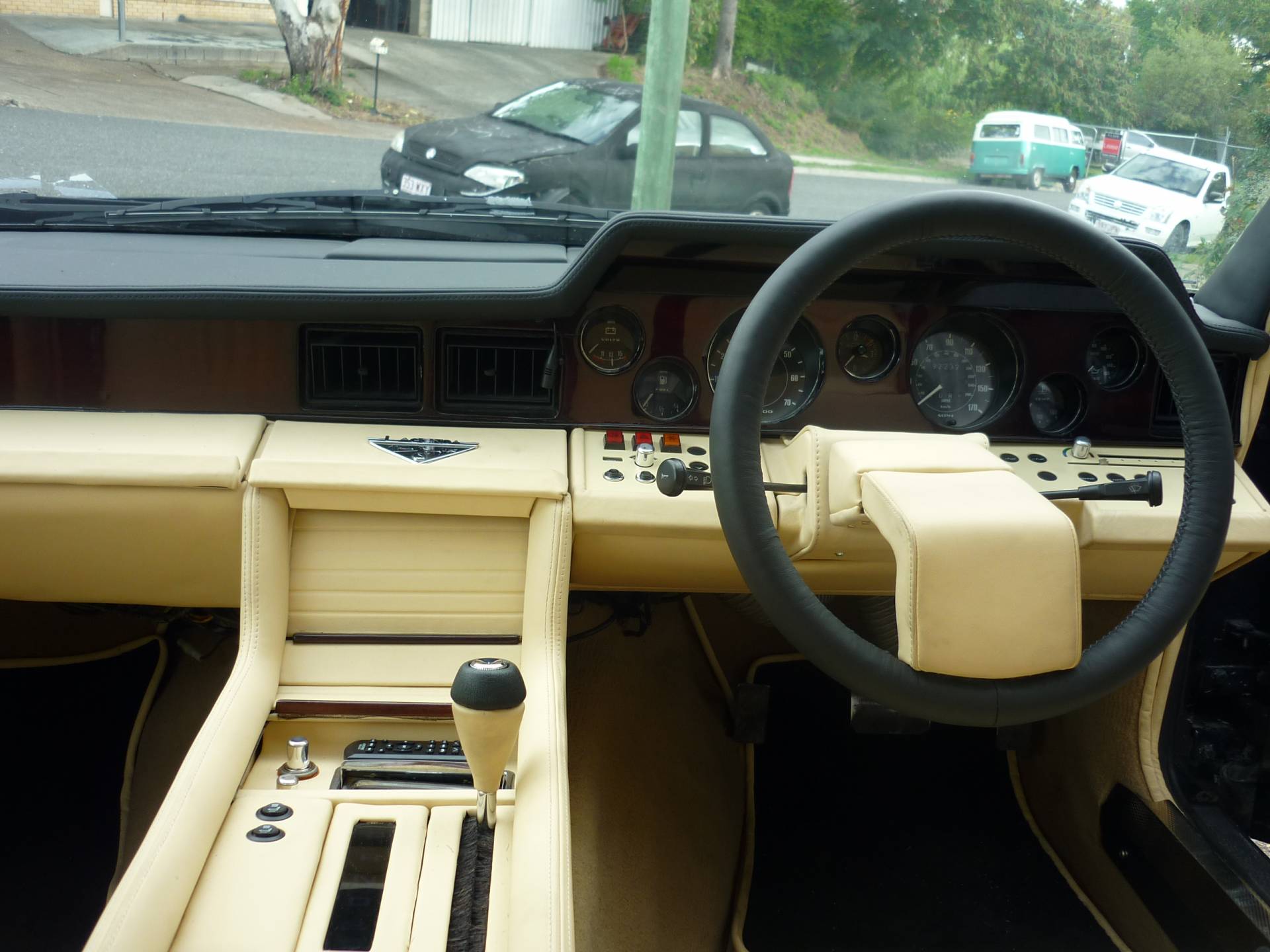 Aston martin lagonda 1982