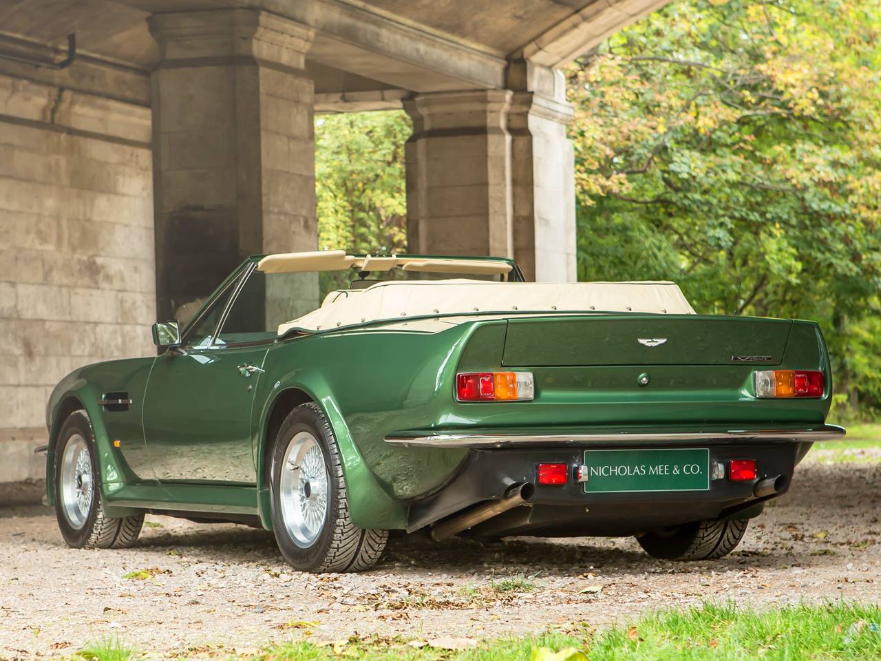 aston martin v8 vantage volante