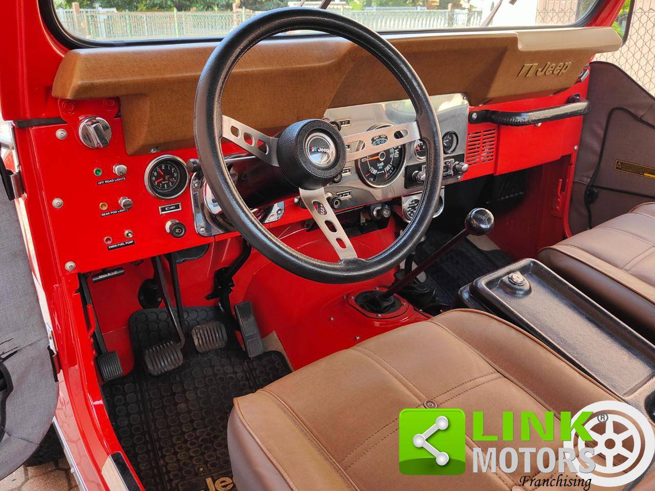 interior del jeep cj7 renegado