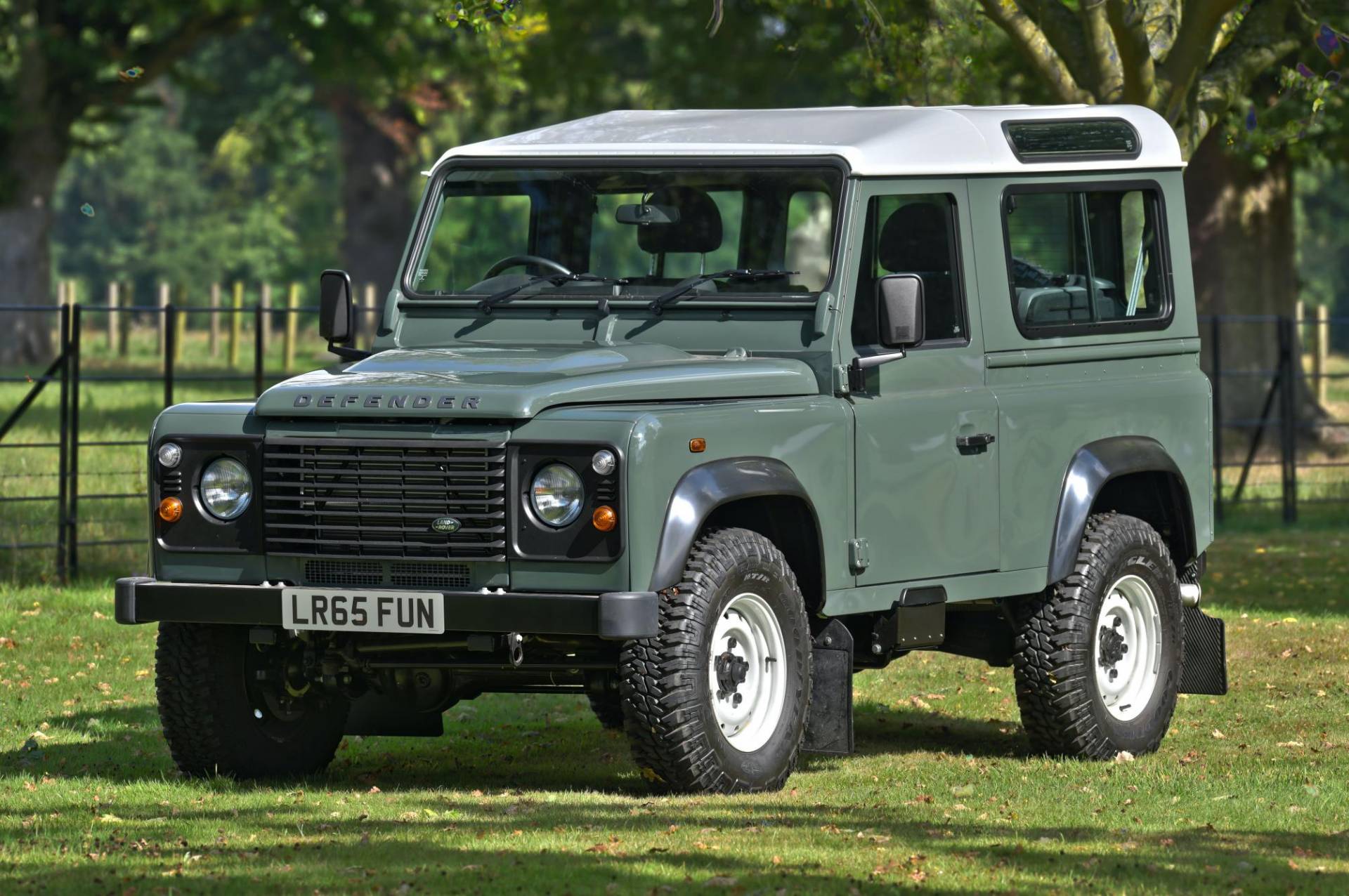 For Sale: Land Rover Defender (2016) Offered For Aud 121,577