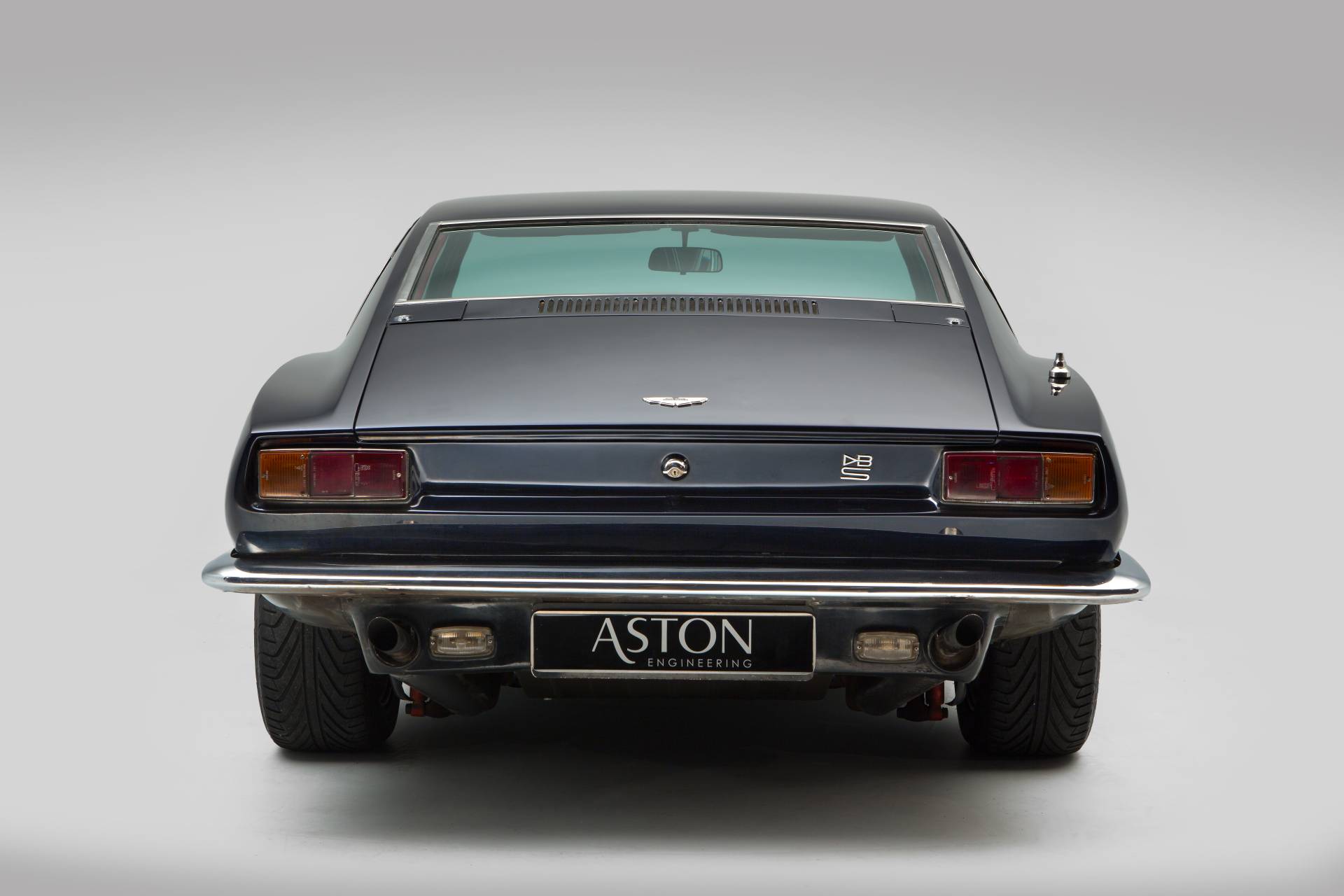 Aston martin dbs v8