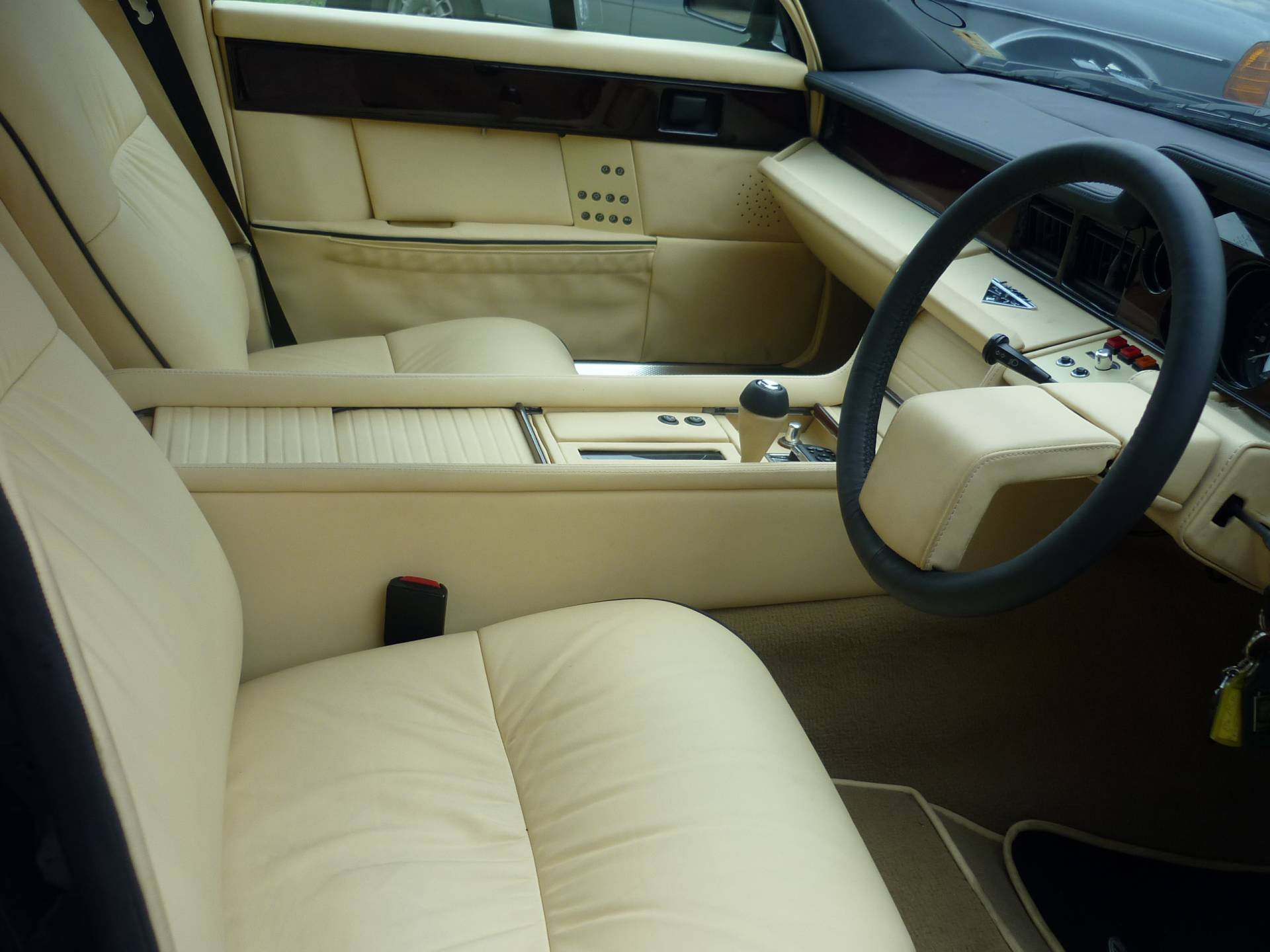 Aston martin lagonda 1982