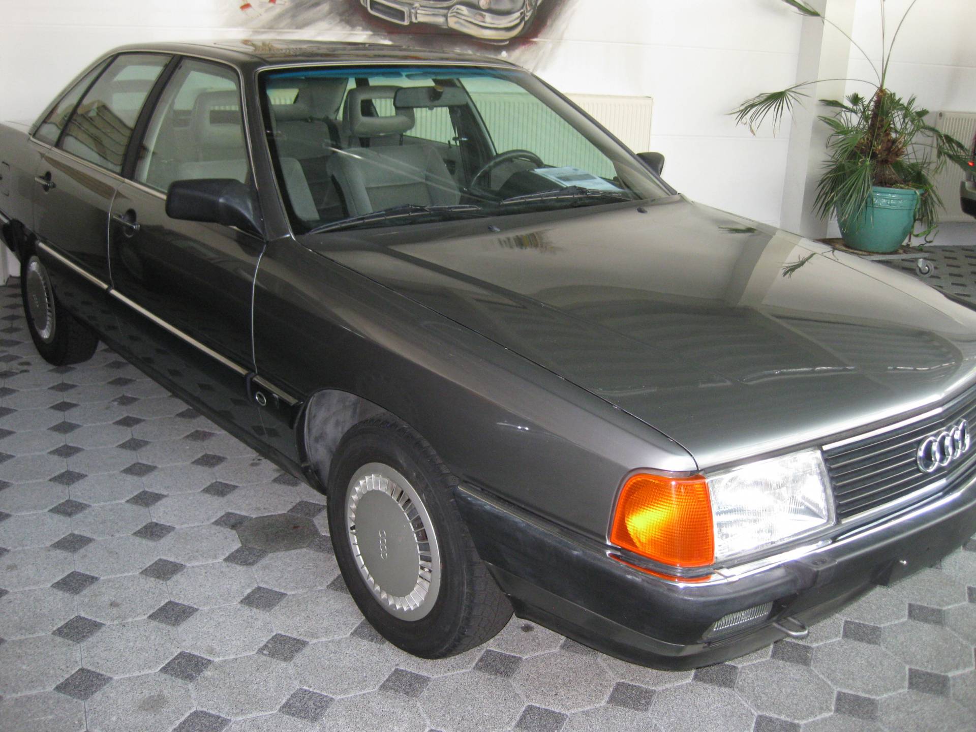 For Sale: Audi 100 - 2.0 (1986) offered for AUD 15,150