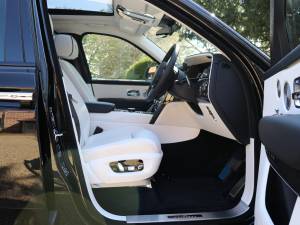 Image 86/100 of Rolls-Royce Cullinan Black Badge (2021)